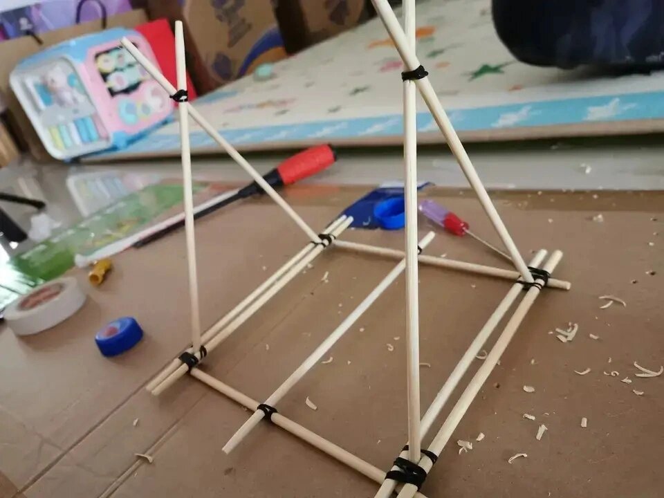 diy手工筷子风车 筷子瓶盖制作的风车,全程没用胶水 材料:8双筷子,8个