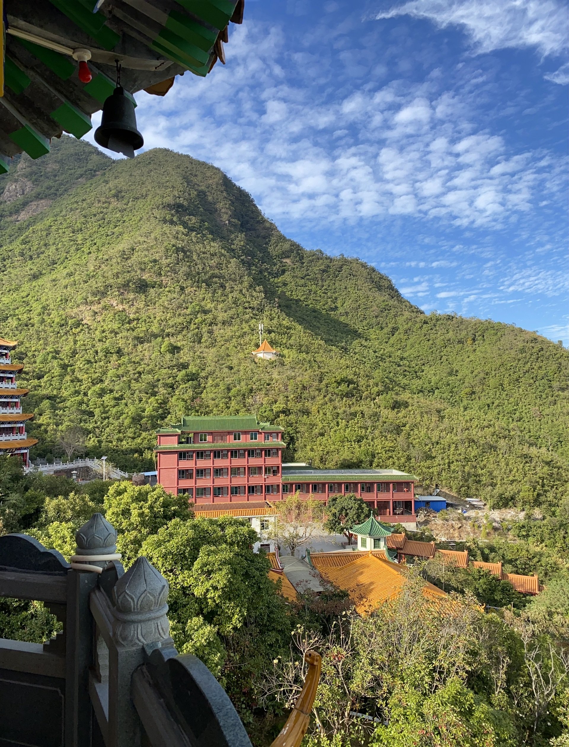 云莲寺地理位置优越,环境幽雅,背靠崇山峻