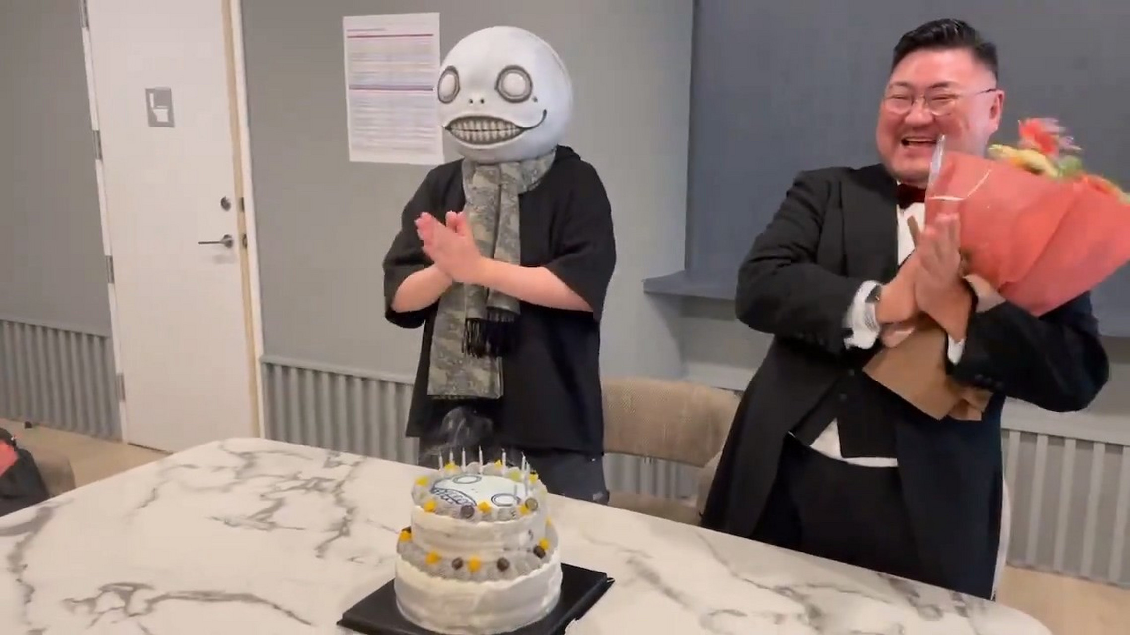 近日,两人在齐藤阳介的陪同下一起庆生,横尾太郎戴着经典的头套出镜