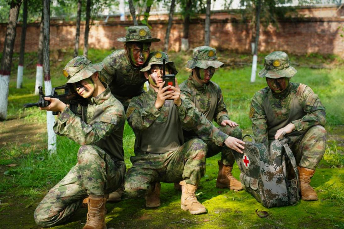 【战术磨砺 通信尖兵实战演练】骄阳当空,练兵正燃,驻冀某部野外训练