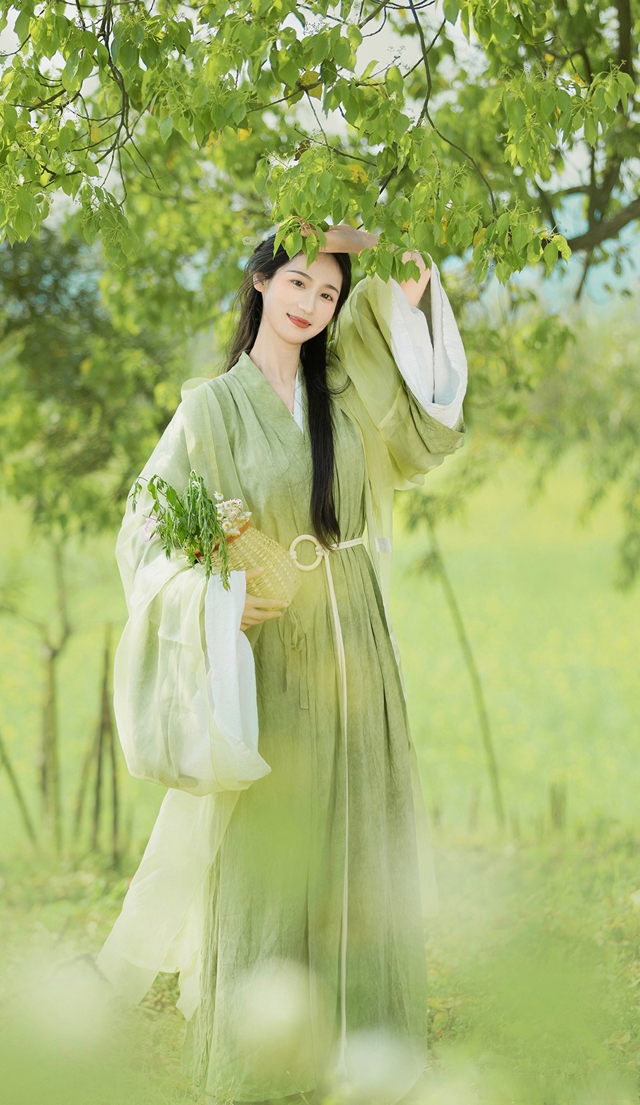 看这位小姐姐,青绿色汉服,田园风氛围感