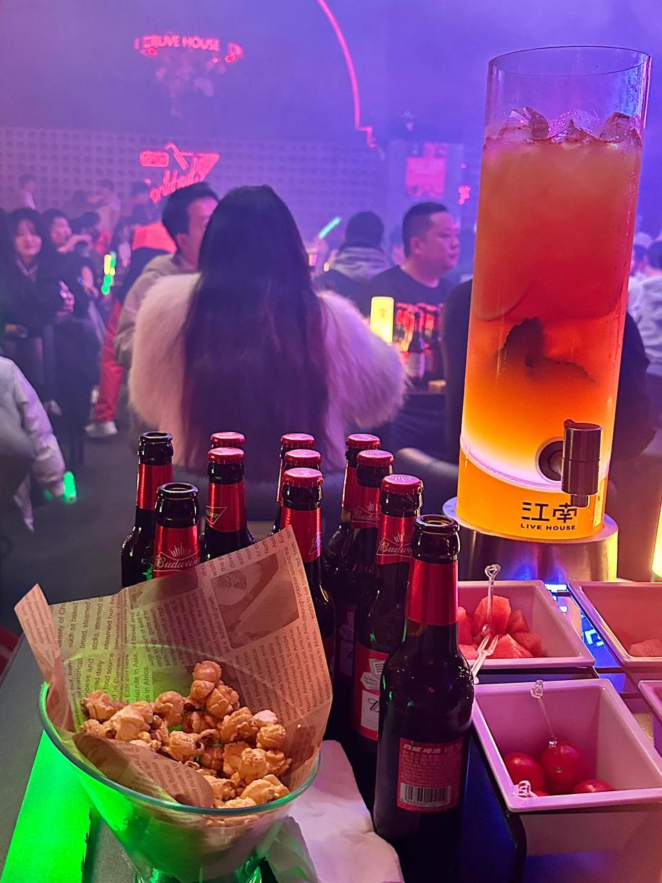 的话今天就带你研究哈哈哈～最近着迷于各种酒吧～97和朋友小酌一杯