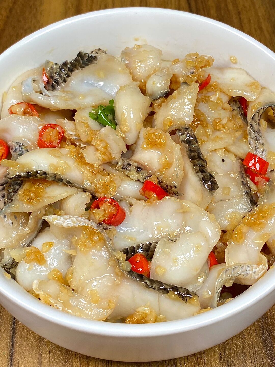 喜欢吃鱼的朋友们一定要试试～ 	 食材:黑鱼片,小米辣,蒜末 做法如图