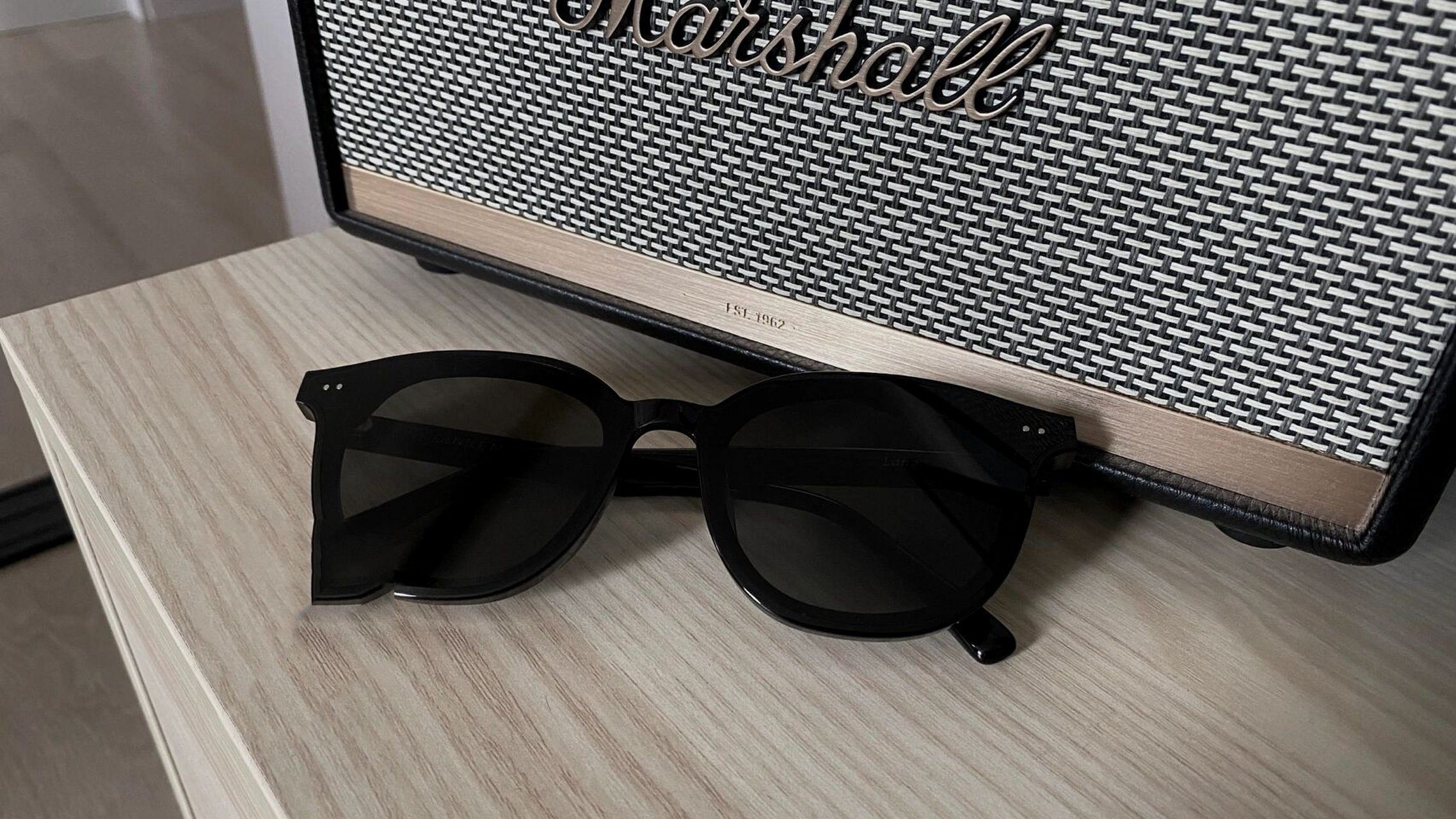 镜面两侧巧妙点缀精致饰钉,镜腿嵌刻gentle monster标志.