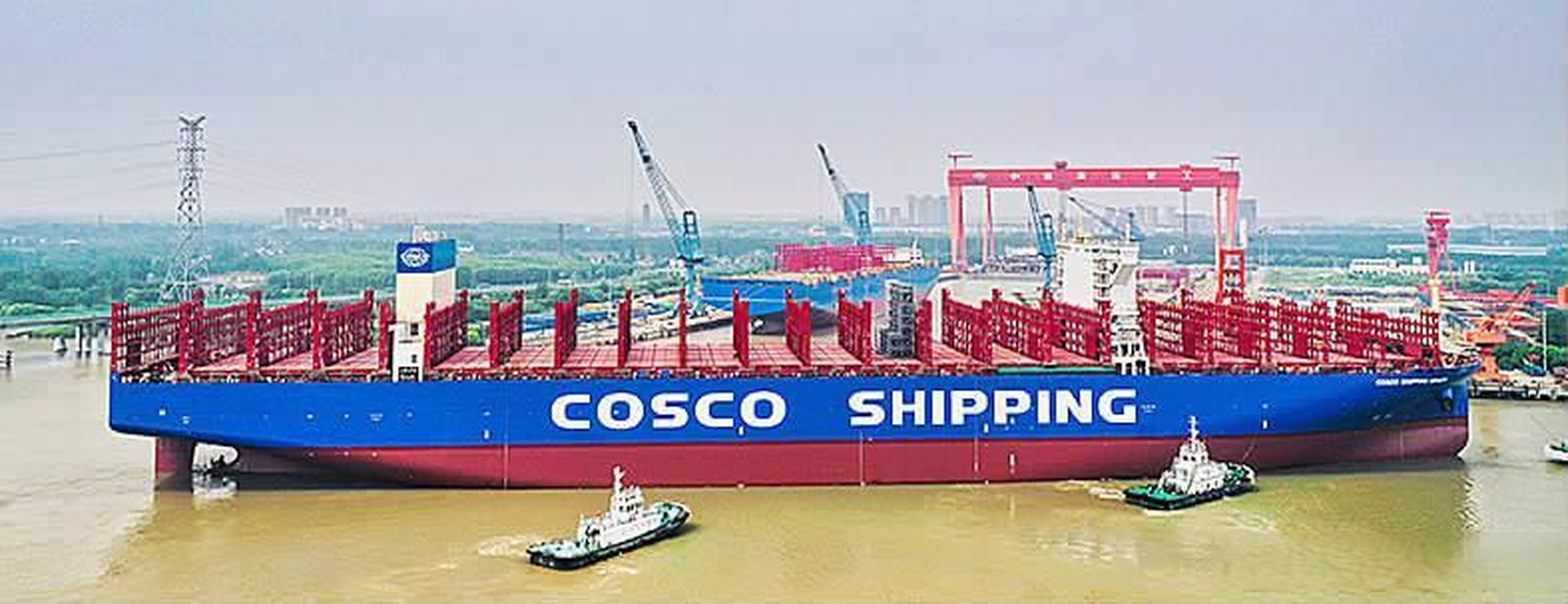 【图说江都 | 出坞】近日,扬州中远海运重工承建的中远海运集运6艘集