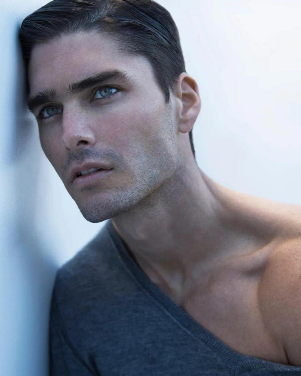 31岁的德裔美籍时尚男模查理·马修斯(charlie matthews)登上葡萄牙版