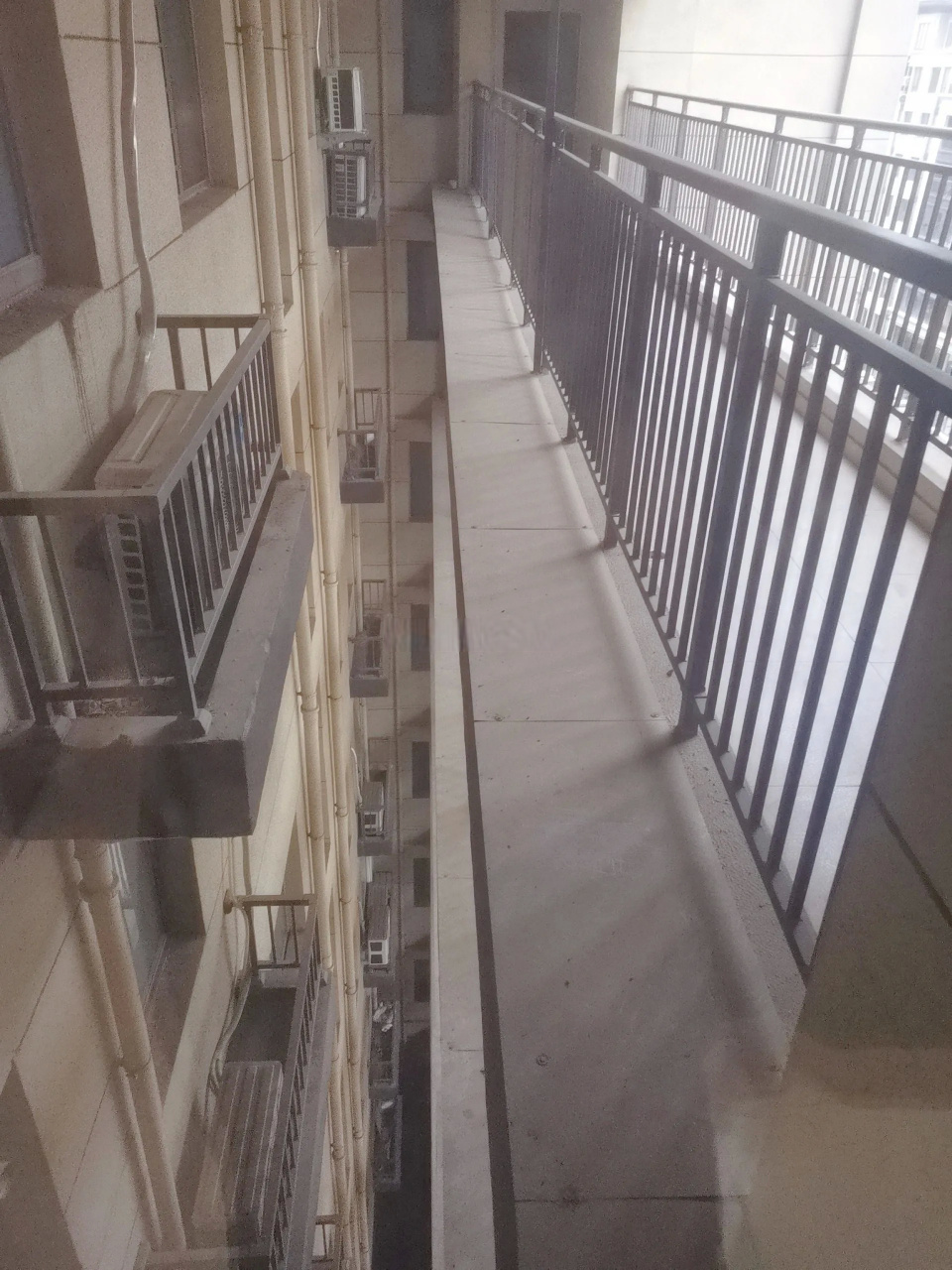 现在很多高层两梯四户的类型,大多是带有一个很长的连廊,而且公摊还大