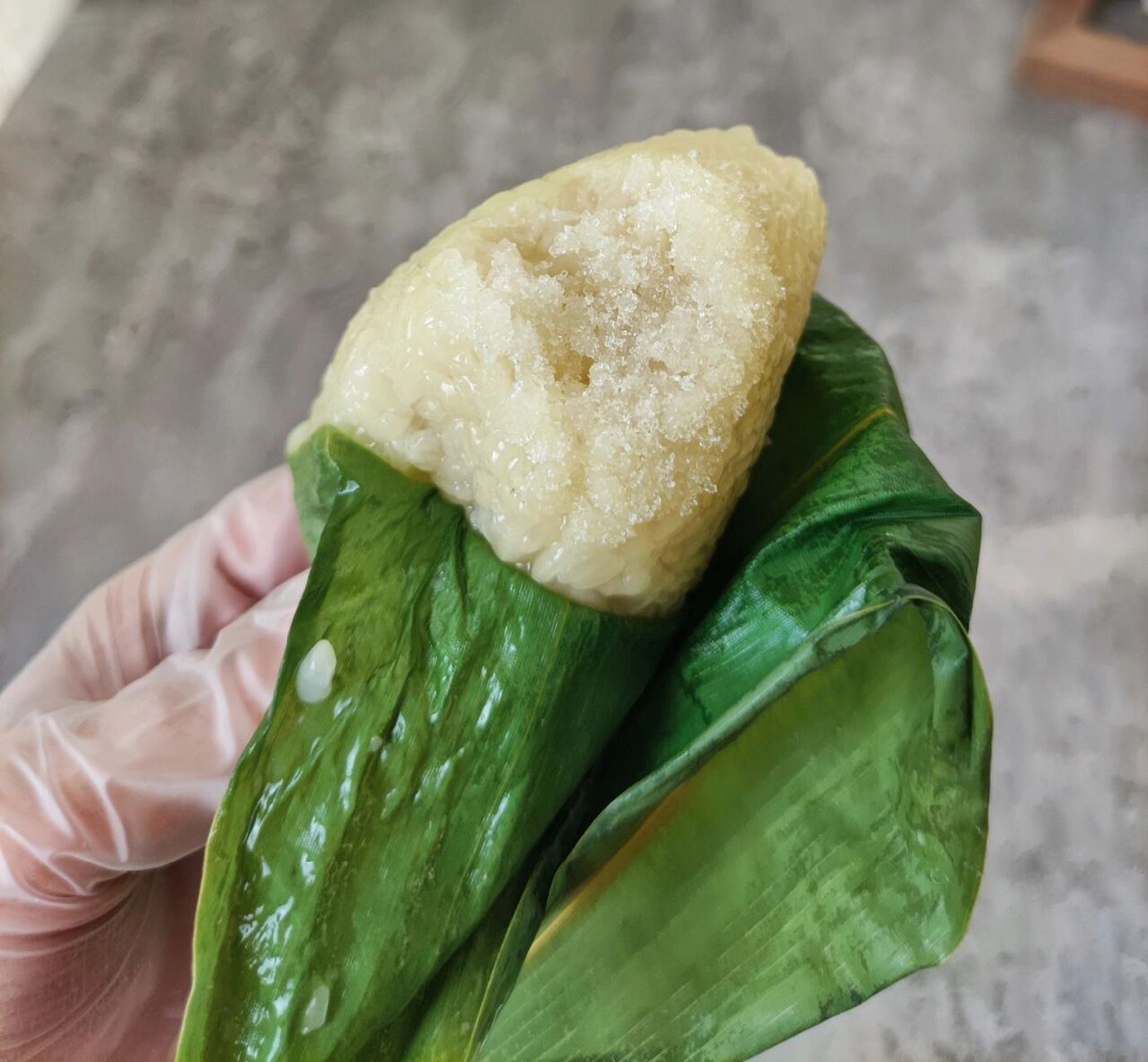 白水粽 分享 颜色纯净的白水粽,小时候特别喜欢蘸白糖,蘸蜂蜜吃.