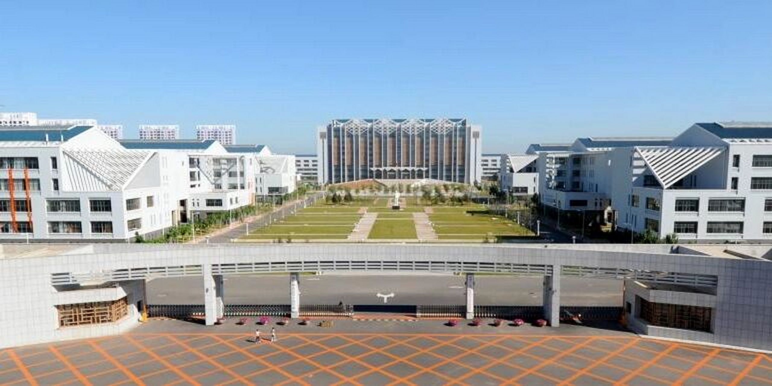 铁岭师范高等专科学校 天天早上6点起上早操真是受不住啊快跑啊!