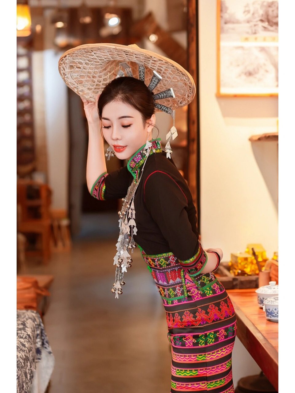 看腻了各种民族风,那就来感受海南黎锦风格 海南黎锦传统服饰民族风