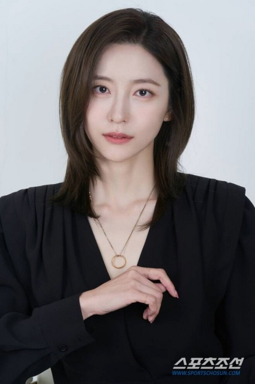 朴智贤剧中饰演著名电影制作人千尚妍.