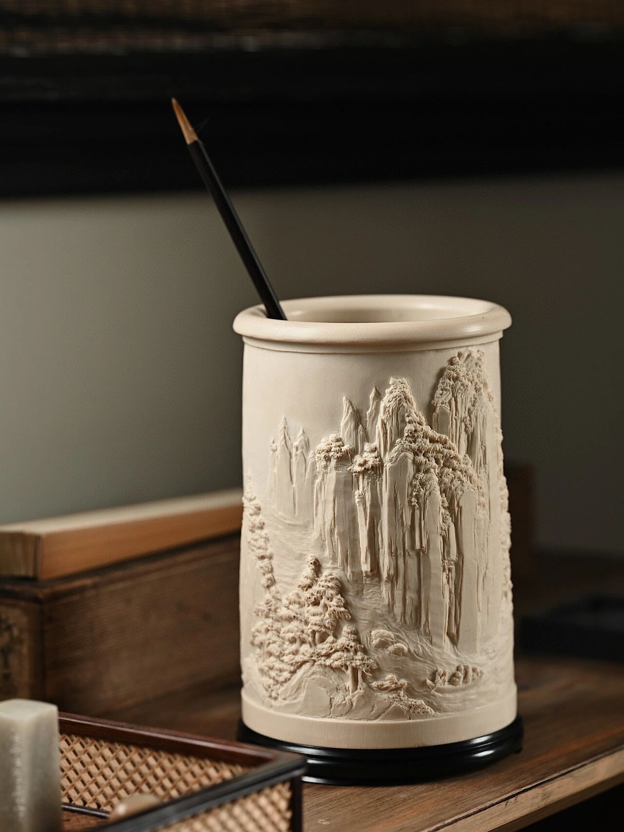 猛犸"轻舟已过万重山"笔筒 刀法老辣,一而就,有深浅