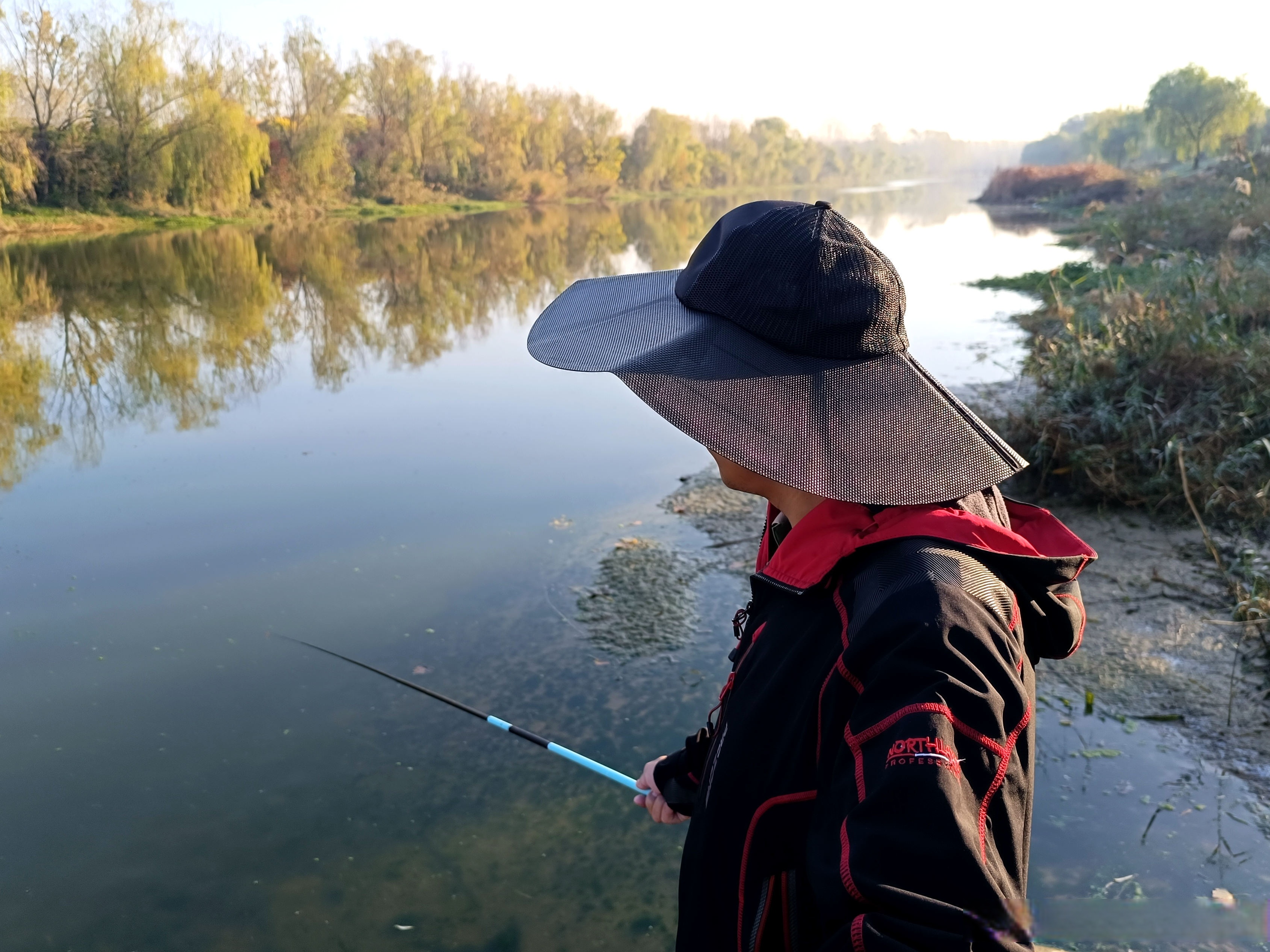 作为一个非专业的钓鱼佬,我偶尔也会去河边打发一下时间,我对钓鱼装备
