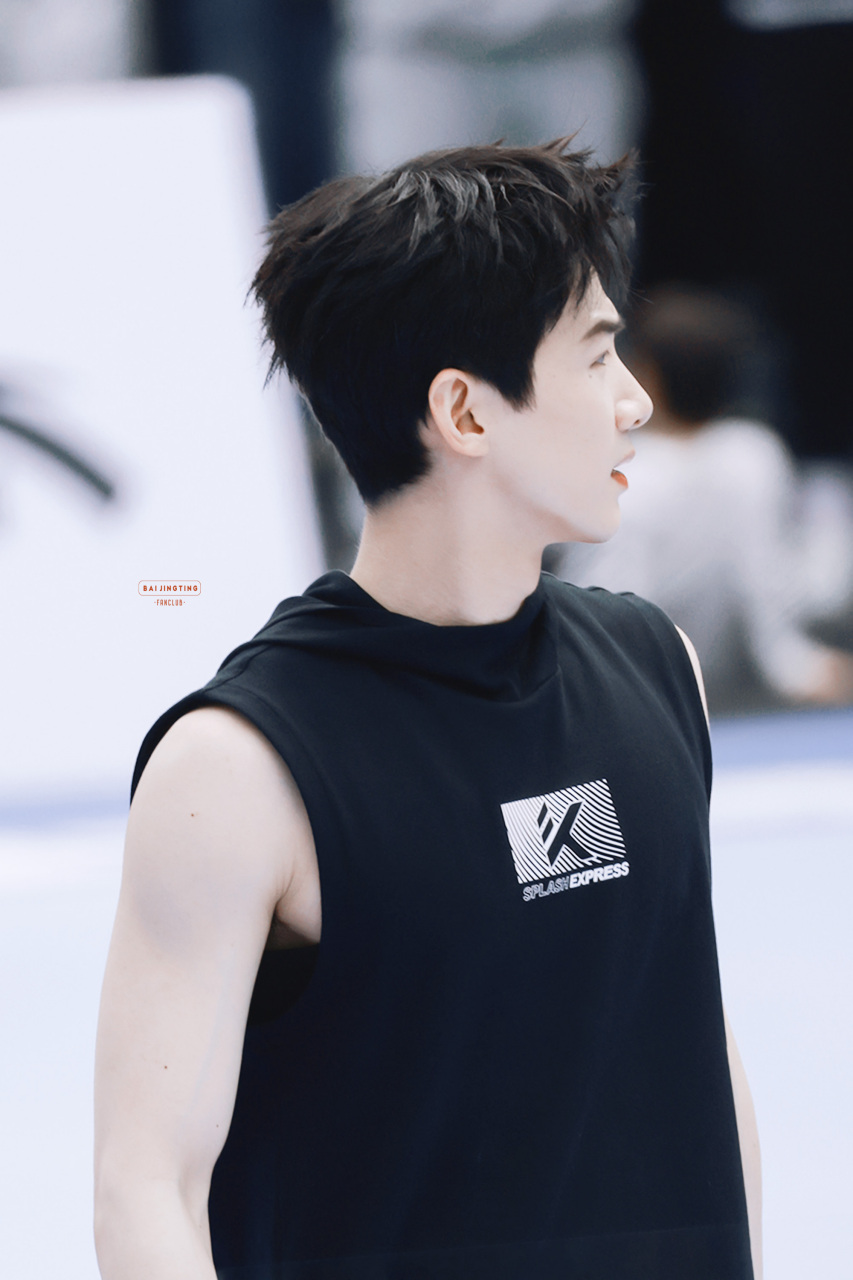 白敬亭安踏品牌全球代言人 bjt@白敬亭代言安踏   穿过人声鼎沸的