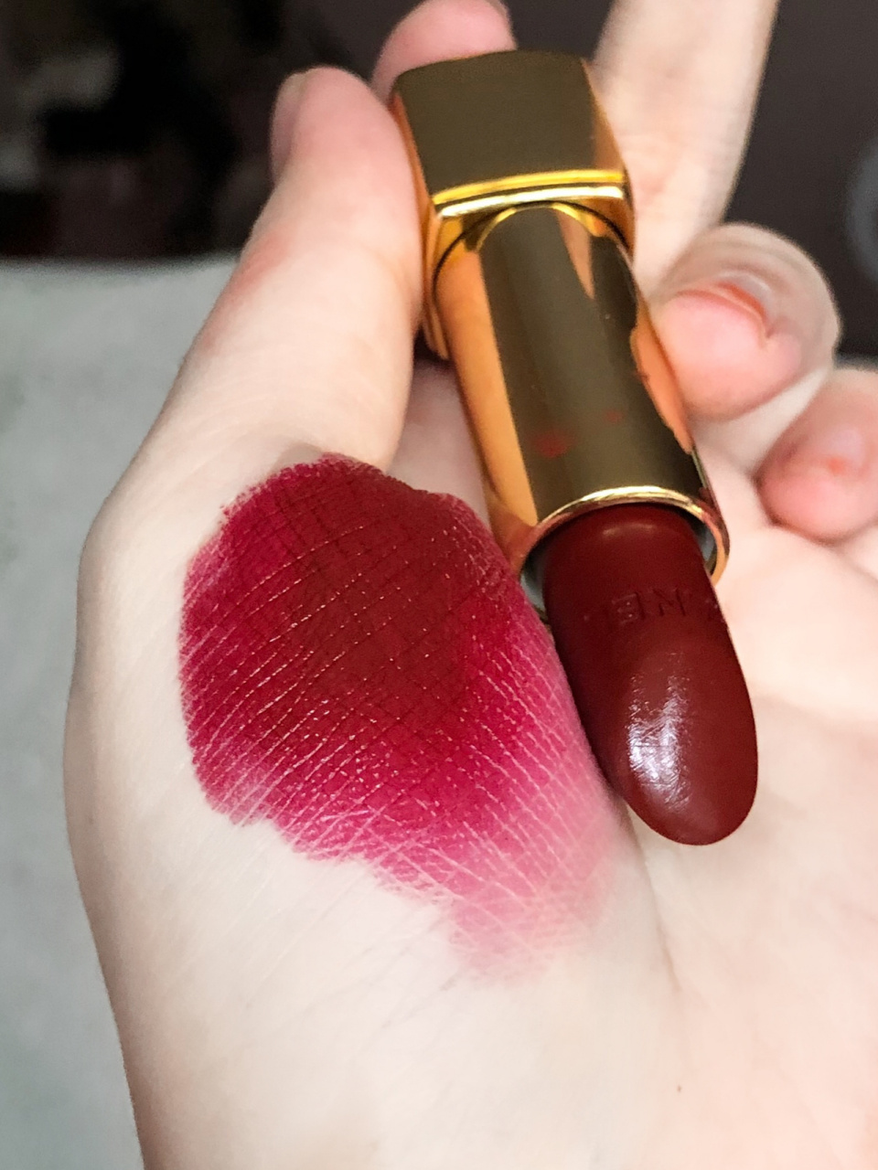 晚上po一根香奈儿新品的那只#857 天呐!比847更显白更深红酒的颜色!