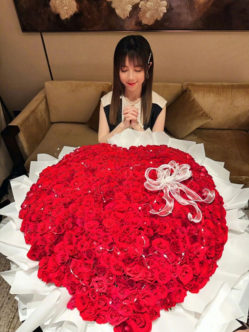"巨肺"邓紫棋,昨日迎来了自己生日,收到巨束玫瑰花,抱着花团的g·e·m