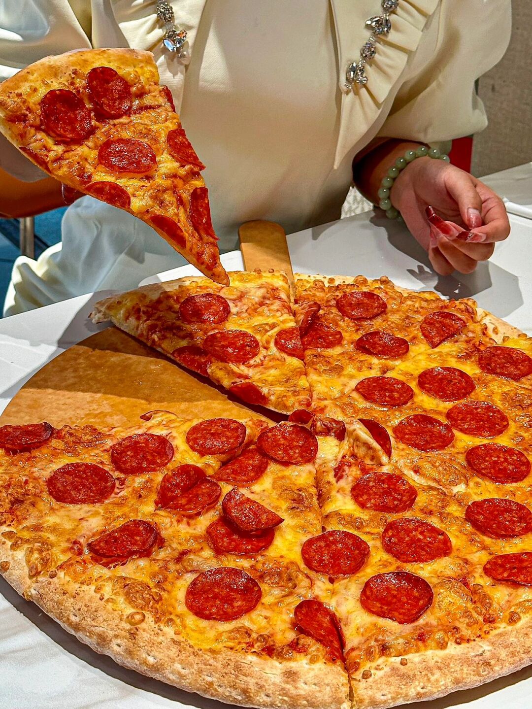 料也很足 美式披萨每一口都能吃到腊肠和芝士 还有他家的芝士条,软软