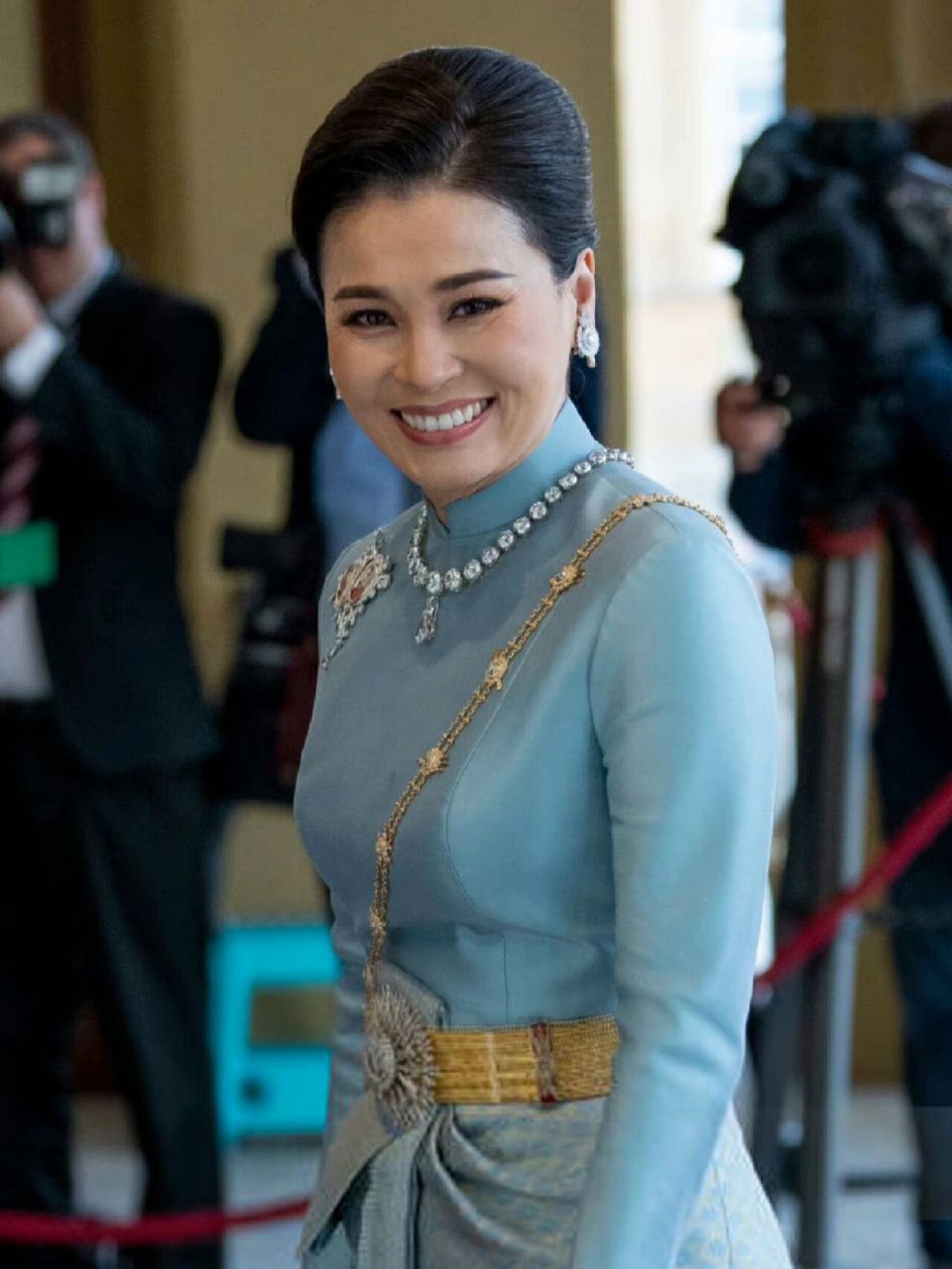 矮油,苏提达是摸到了婆婆的珠宝箱了? 泰国王后脖子上一圈大冰糖!