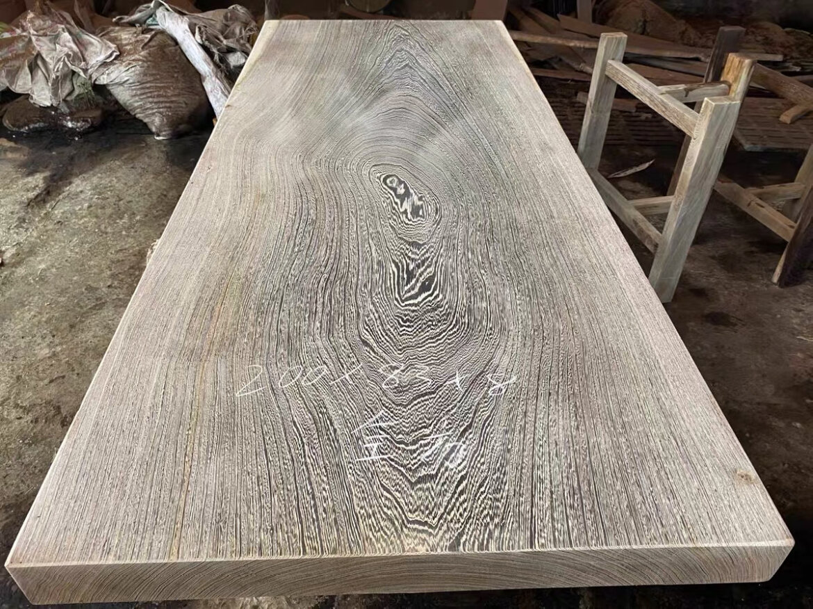 纯原木无上漆鸡翅木实木大板 鸡翅木,国标红木,木材心材的弦切面上,有