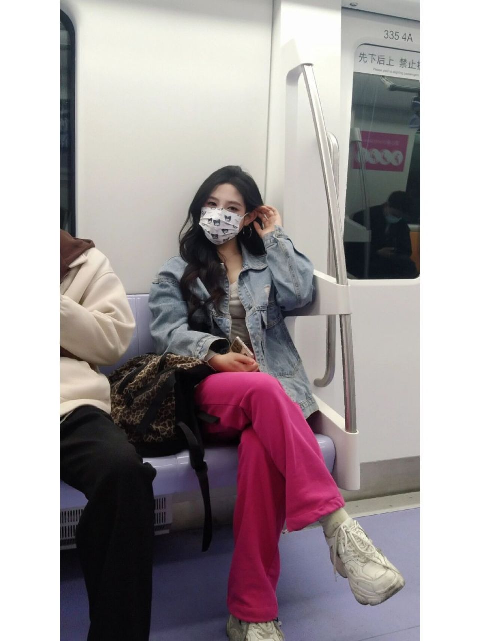 西安地铁美女真的好多 救命,每次钟楼站附近都会被地铁上的美女美晕