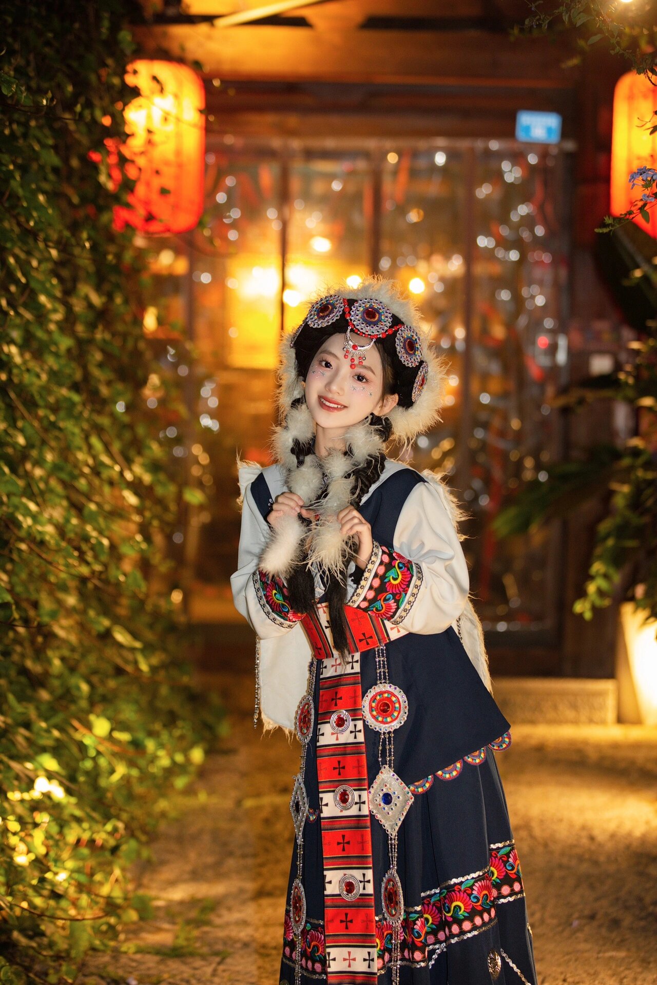 蓝色纳西族服饰,传统中又不失可爱.