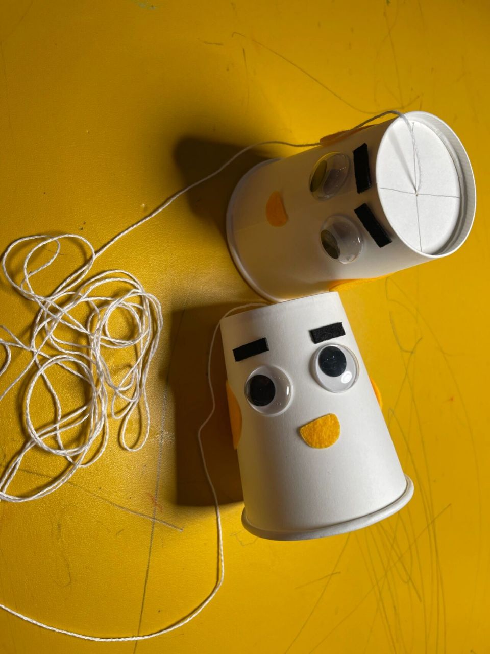 传声筒——两个纸杯,一根牙签,一根棉线搞定