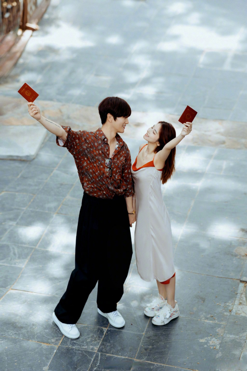 24日,@陆虎 卡点13点14晒照官宣与女友陈曌旭领证结婚:"快看,看那个