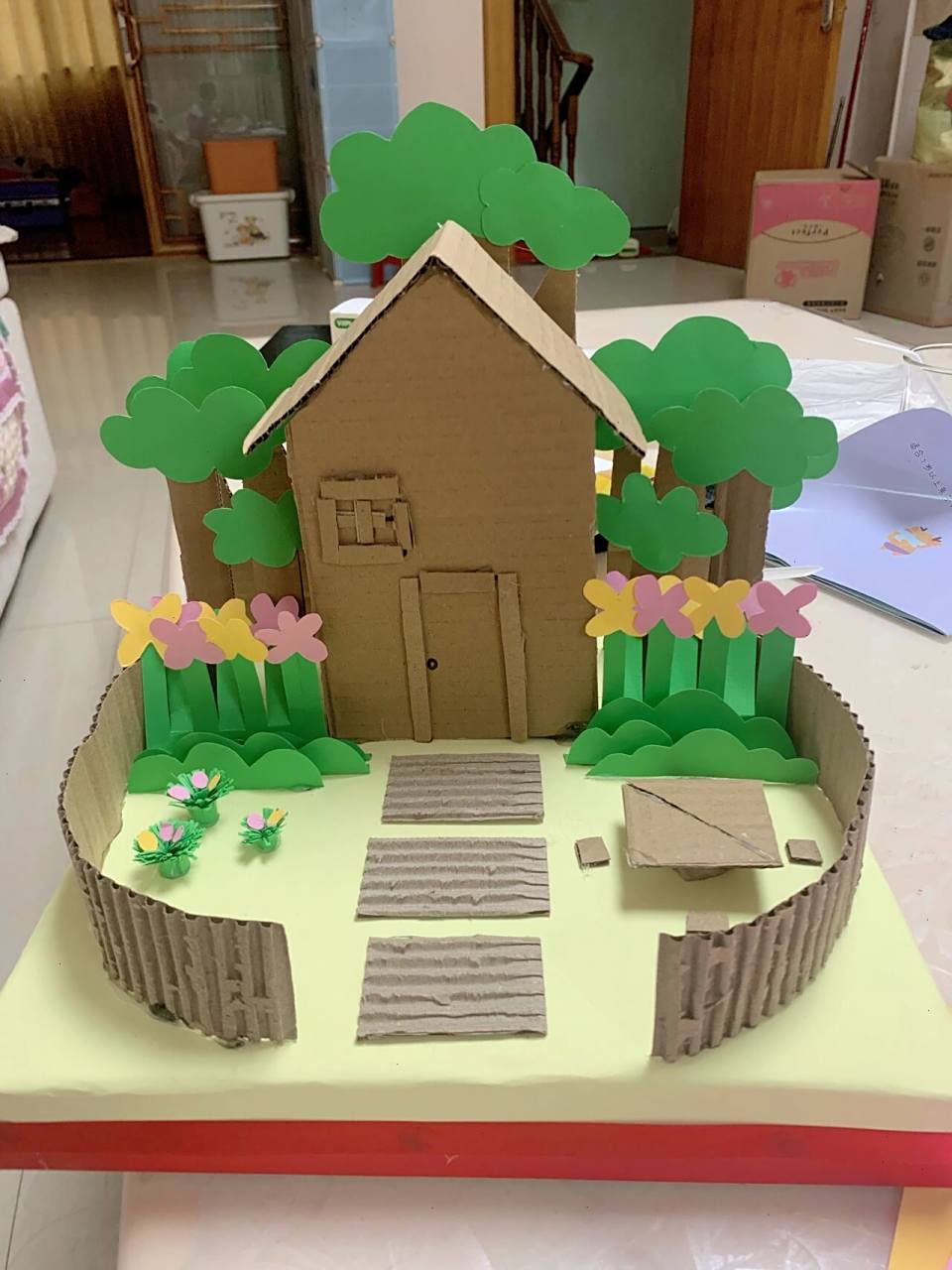 废物利用儿童手工绘画作品 第一次做,个人还是挺满意的,材料是彩色硬