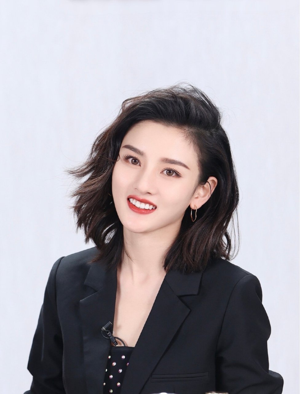 倪妮同款 复古港风短发 复古港风短发一般长至锁骨,与"一刀切"短发一