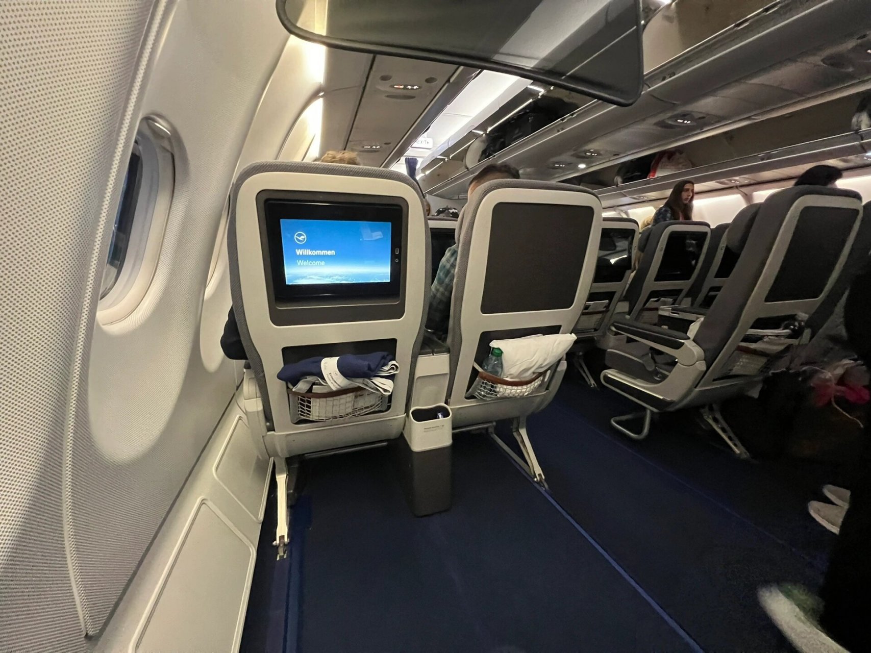 73汉莎经济舱洗手间在货舱的空客a340-600 随着今年夏天运力需求