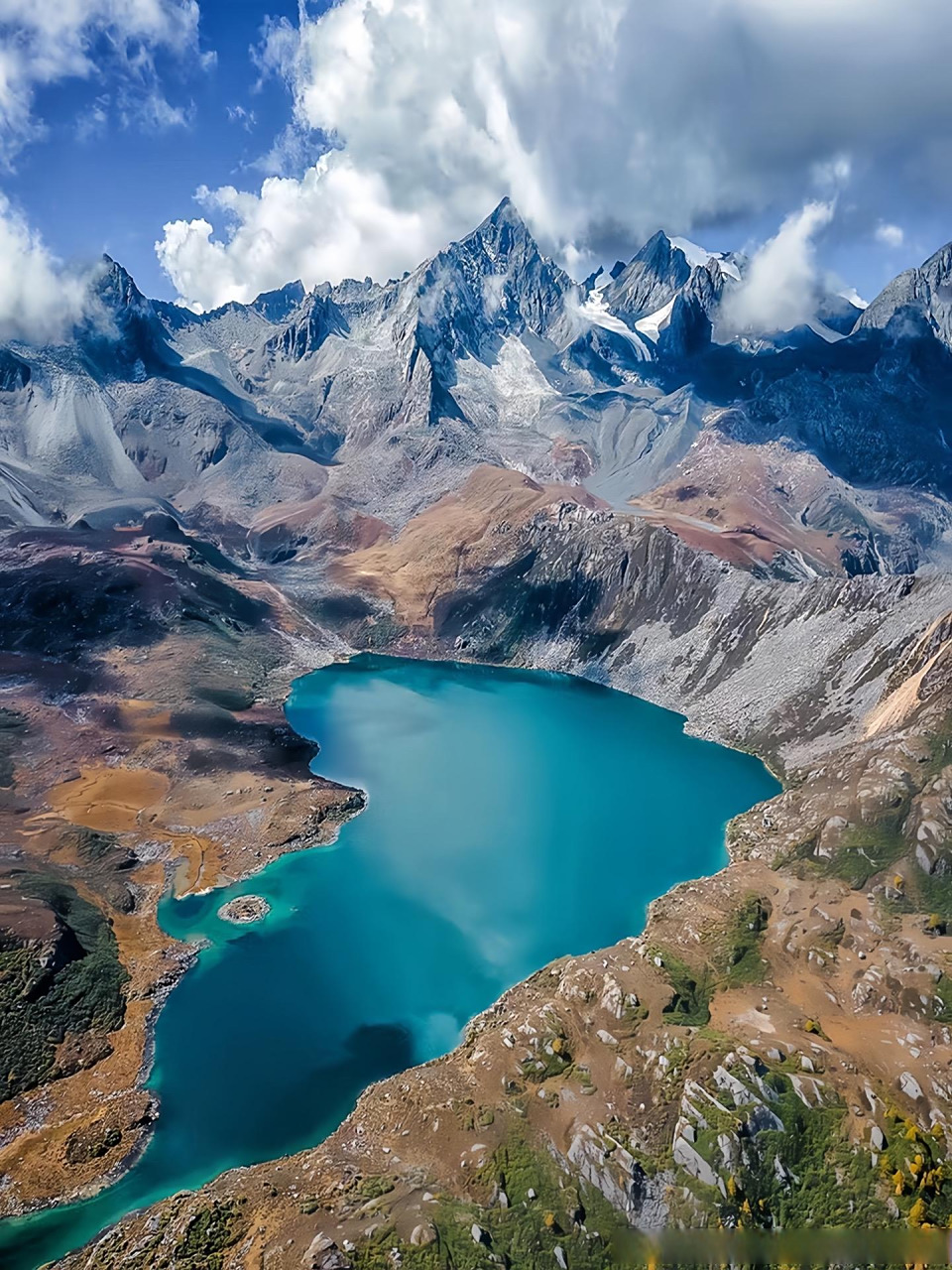 川西赏秋圣地之党岭葫芦海,湖面海拔4120米左右,位于甘孜州丹巴县党岭