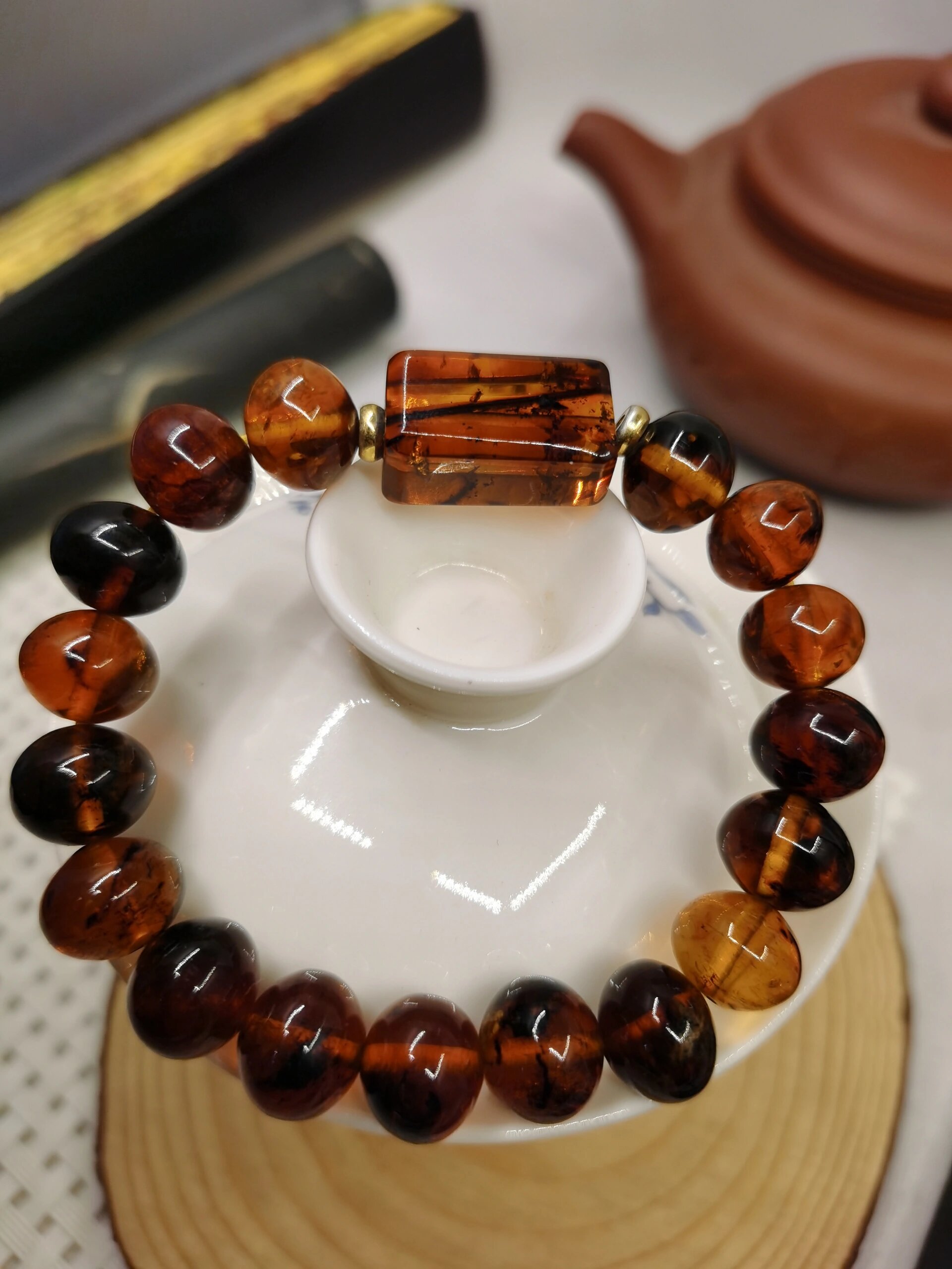 抚顺琥珀 抚顺琥珀植物珀手串,直径1.1,有一个清晰可见的草棍!