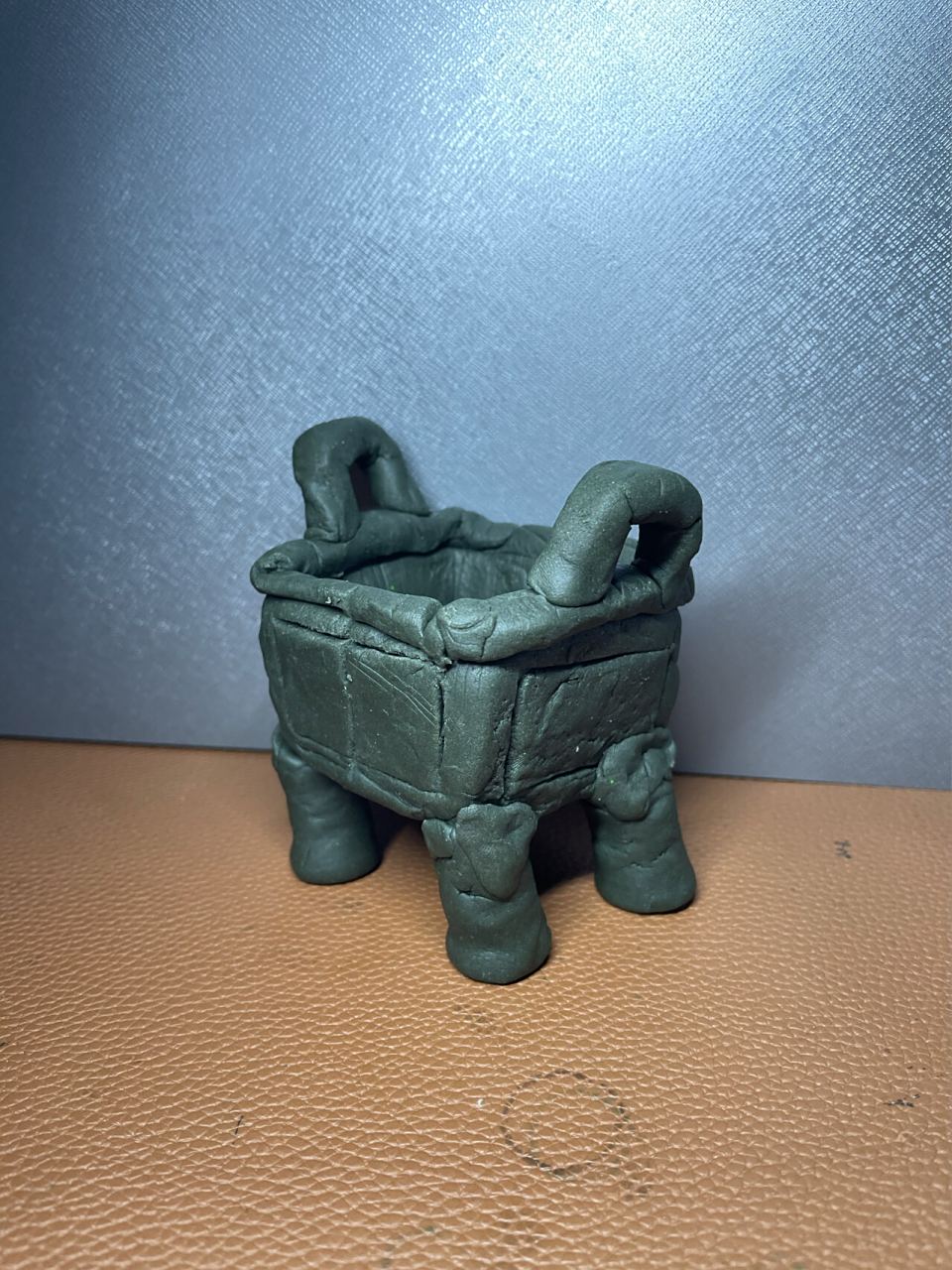 手工捏造的"后母戊方鼎" 历史老师布置了作业,手工一个历史文物.