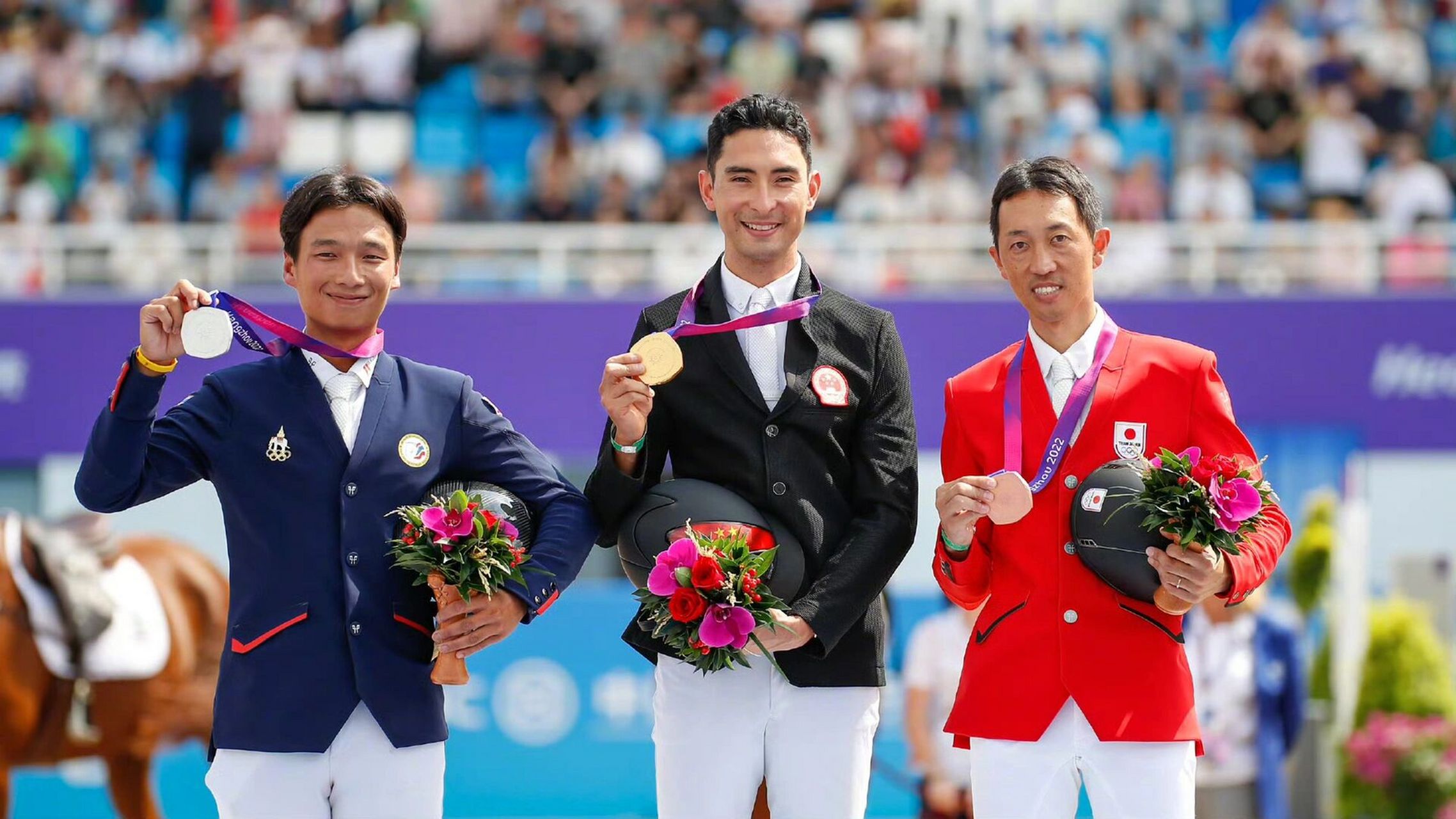 华天,1989年出生在伦敦,中英混血儿 中学就读于英国伊顿公学,大学在