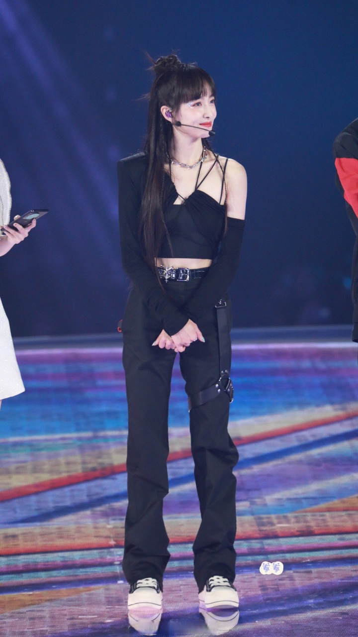 宋茜长发#宋茜齐刘海长发造型甜酷炸裂,舞台上的她真的是时刻散纷着