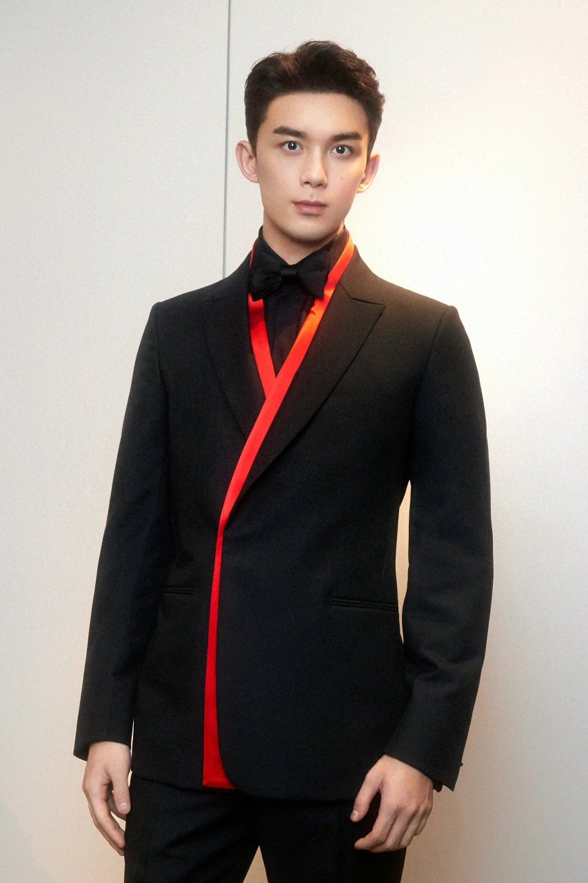 97吴磊|最新穿搭2则～97定制西装硬朗有型 97 吴磊昨日出席东京