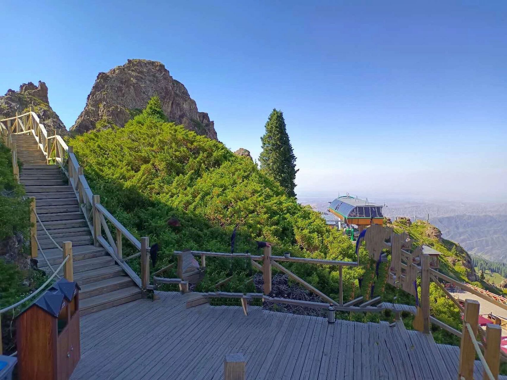 新疆天山天池是位于99: 昌吉回族自治州阜康市的一个5a级99旅游