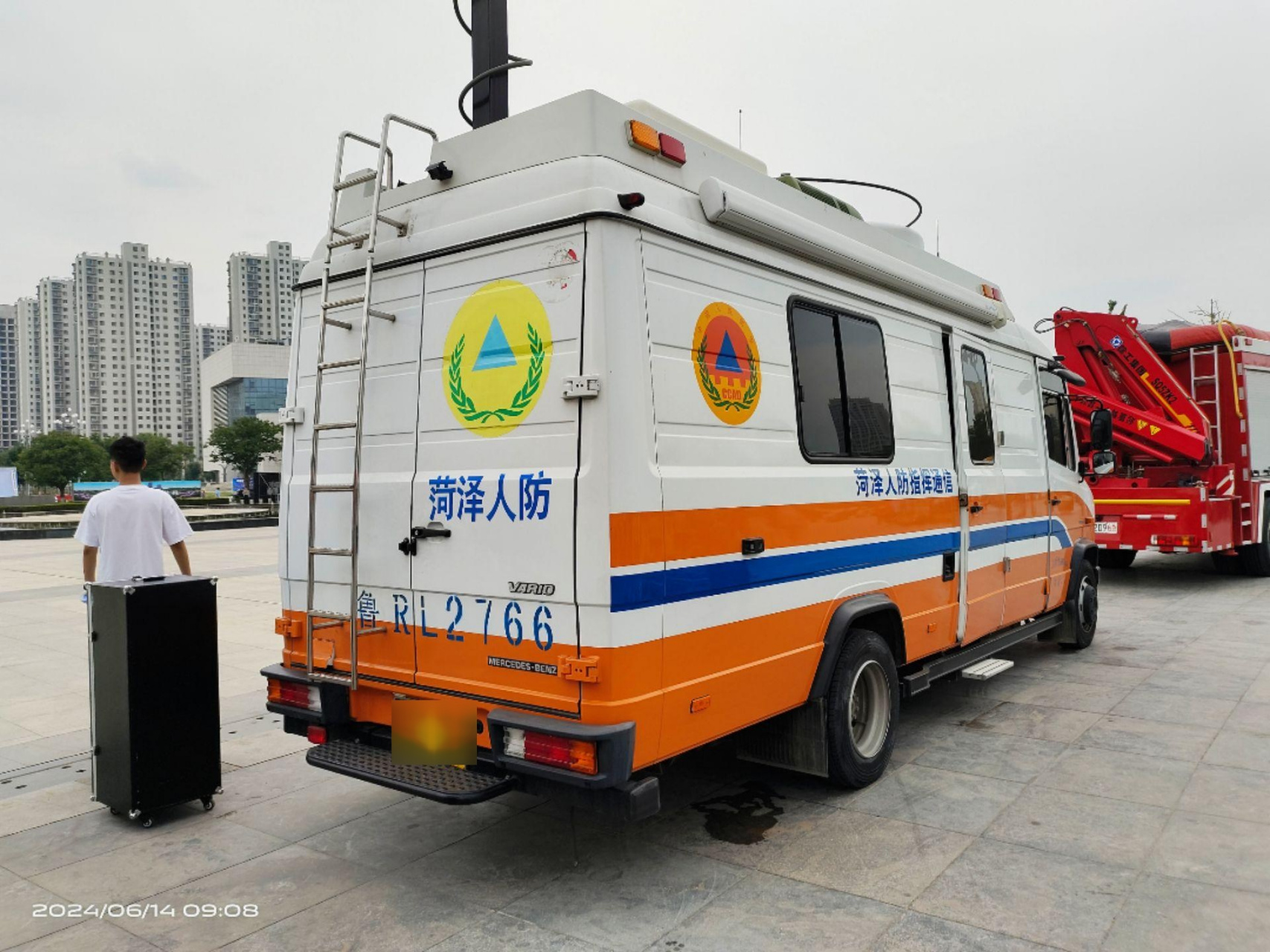 首拍菏泽市人防部门的奔驰威雷816d指挥通信车,这方盒子的造型十分