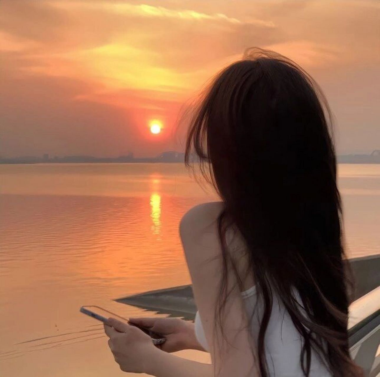 qq头像女生夕阳下侧脸图片