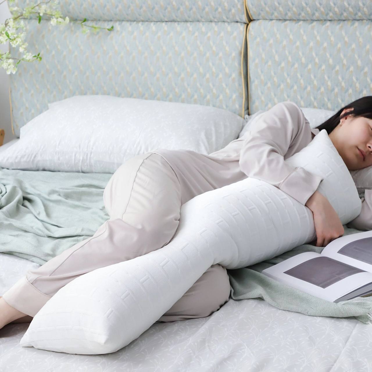 睡觉夹枕头的好处你知道吗 侧卧式的睡眠姿势是现在很多人采取的睡眠