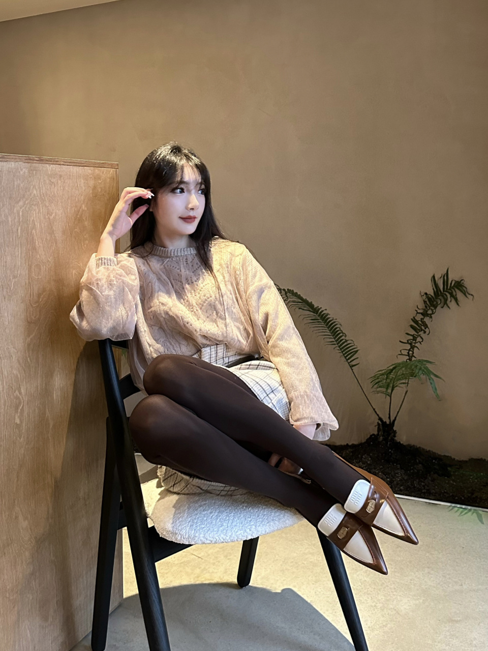 卡其色也太好看了 秋冬的氛围感拿捏咖啡色裤袜配卡其色毛衣半裙