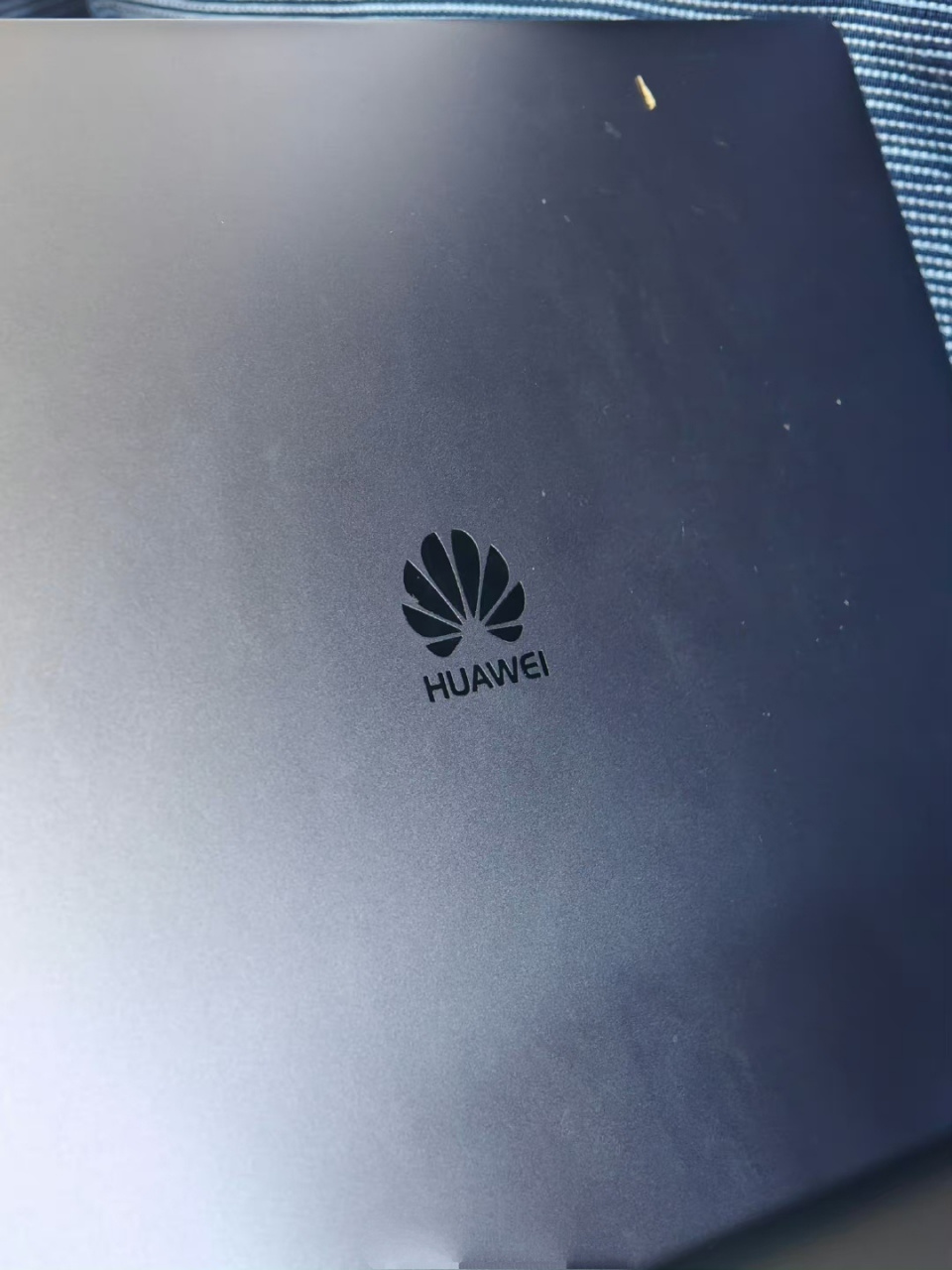 小白测评#今天看到一个菊花标logo的华为笔记本!