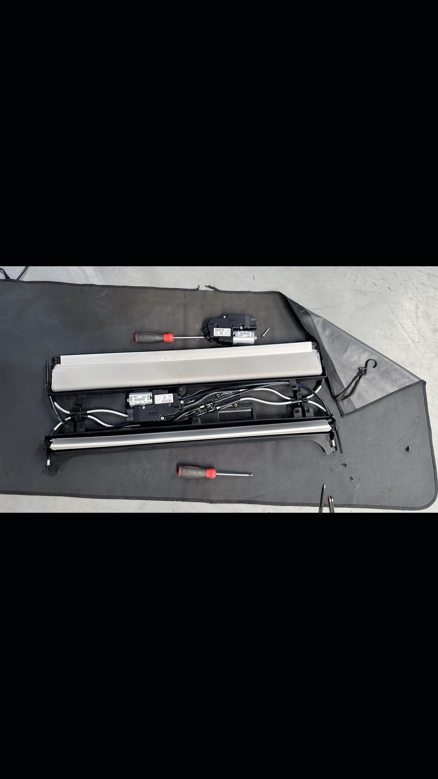 奥迪a8后部遮阳帘维修