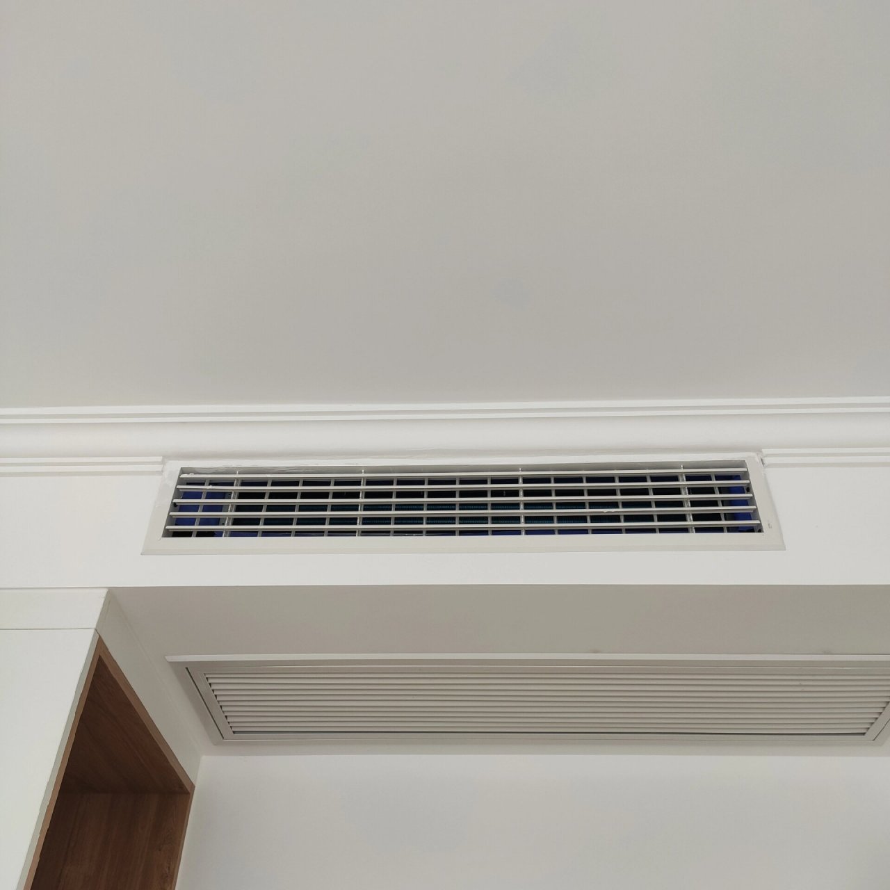 石膏线遇到空调出风口之后续 师傅来给我把石膏线修补了,因为这个石膏