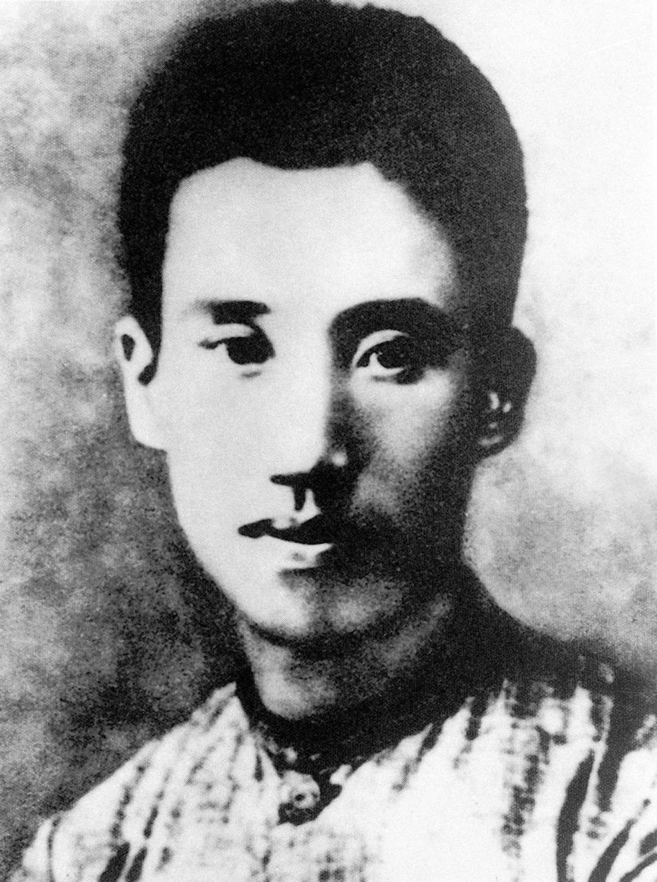 1929年,上海达生诊所,叛徒白鑫突然来找医生柯麟看病,柯麟一边诊断