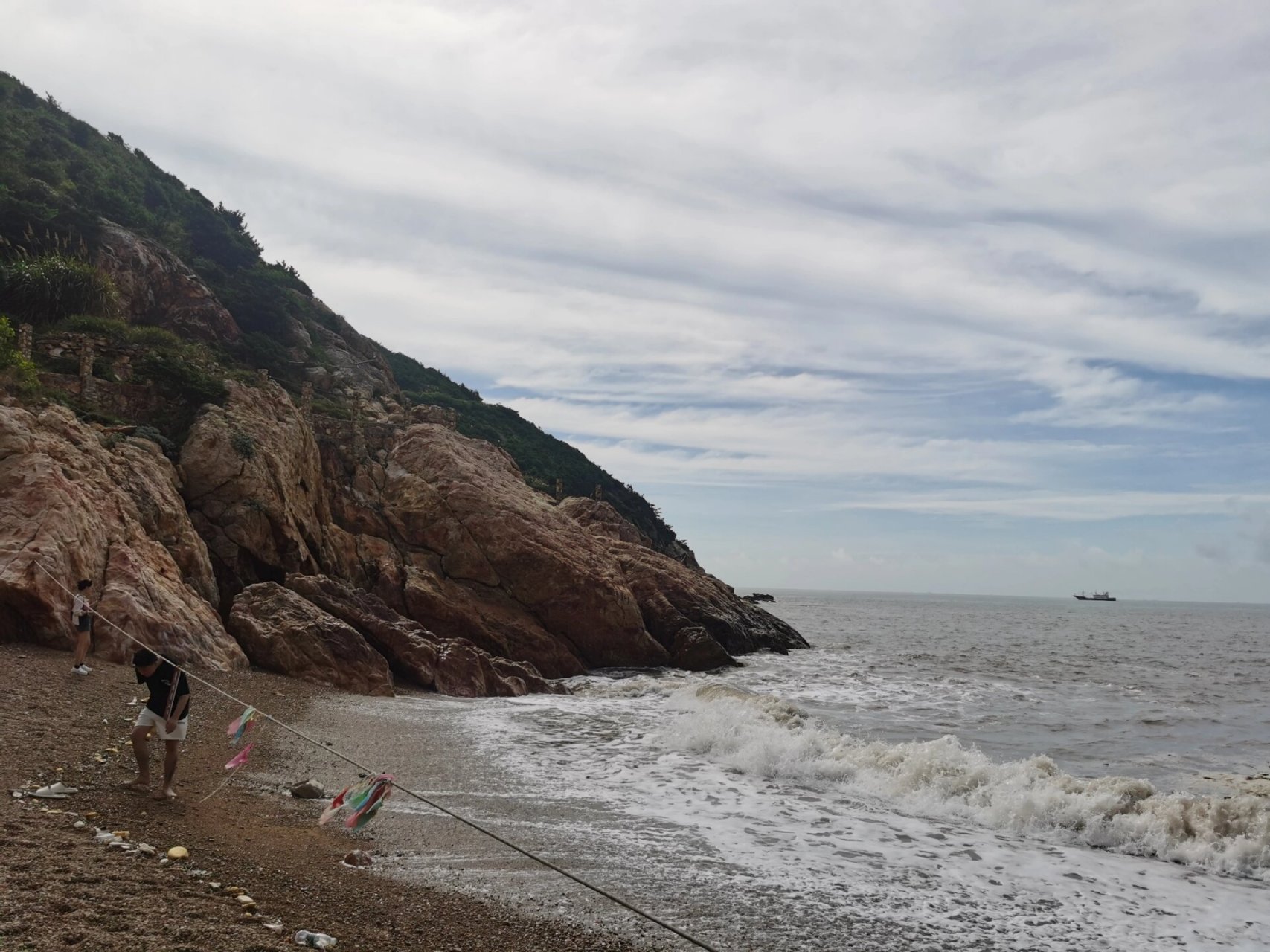 台州最长环海绿道,全程8000米,有观光车(10元/人),推荐珍珠滩到金沙滩