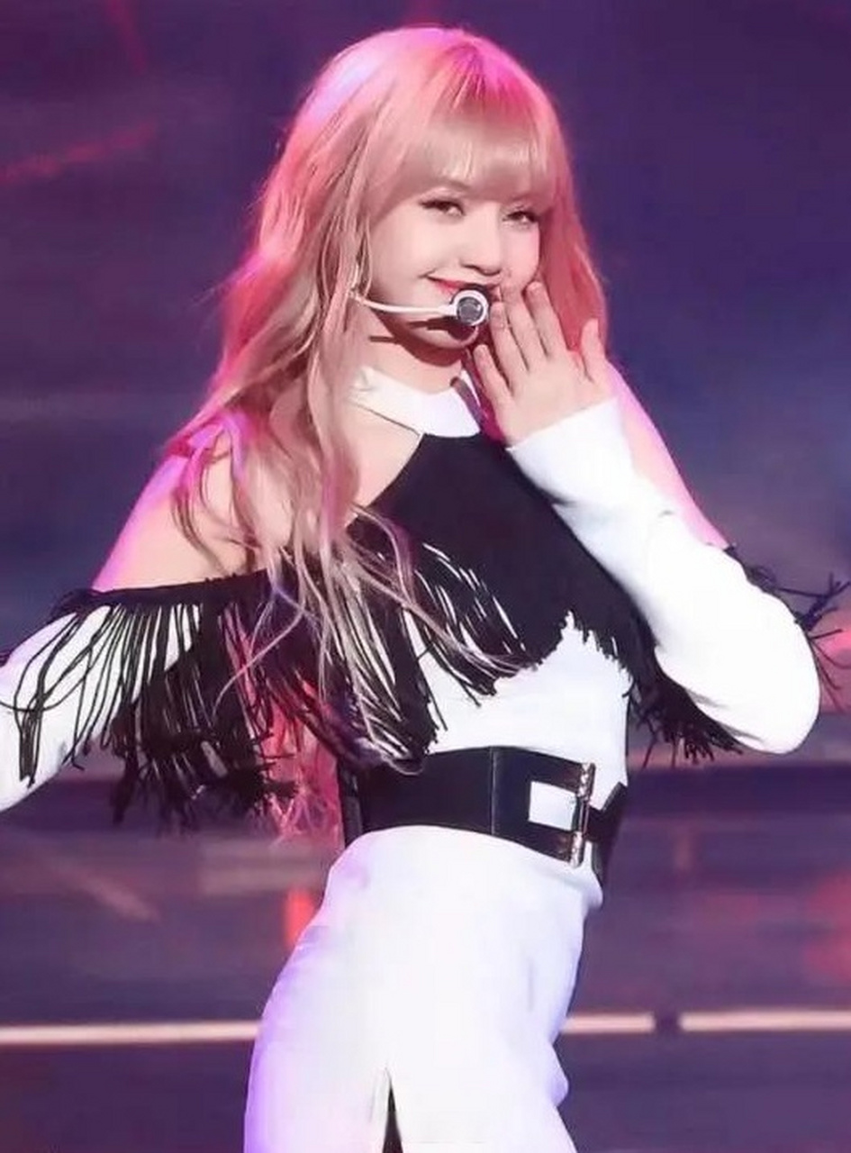 lisa的人脉太广了,刚和足球巨星内马尔同框,接着又和网球天王费德勒