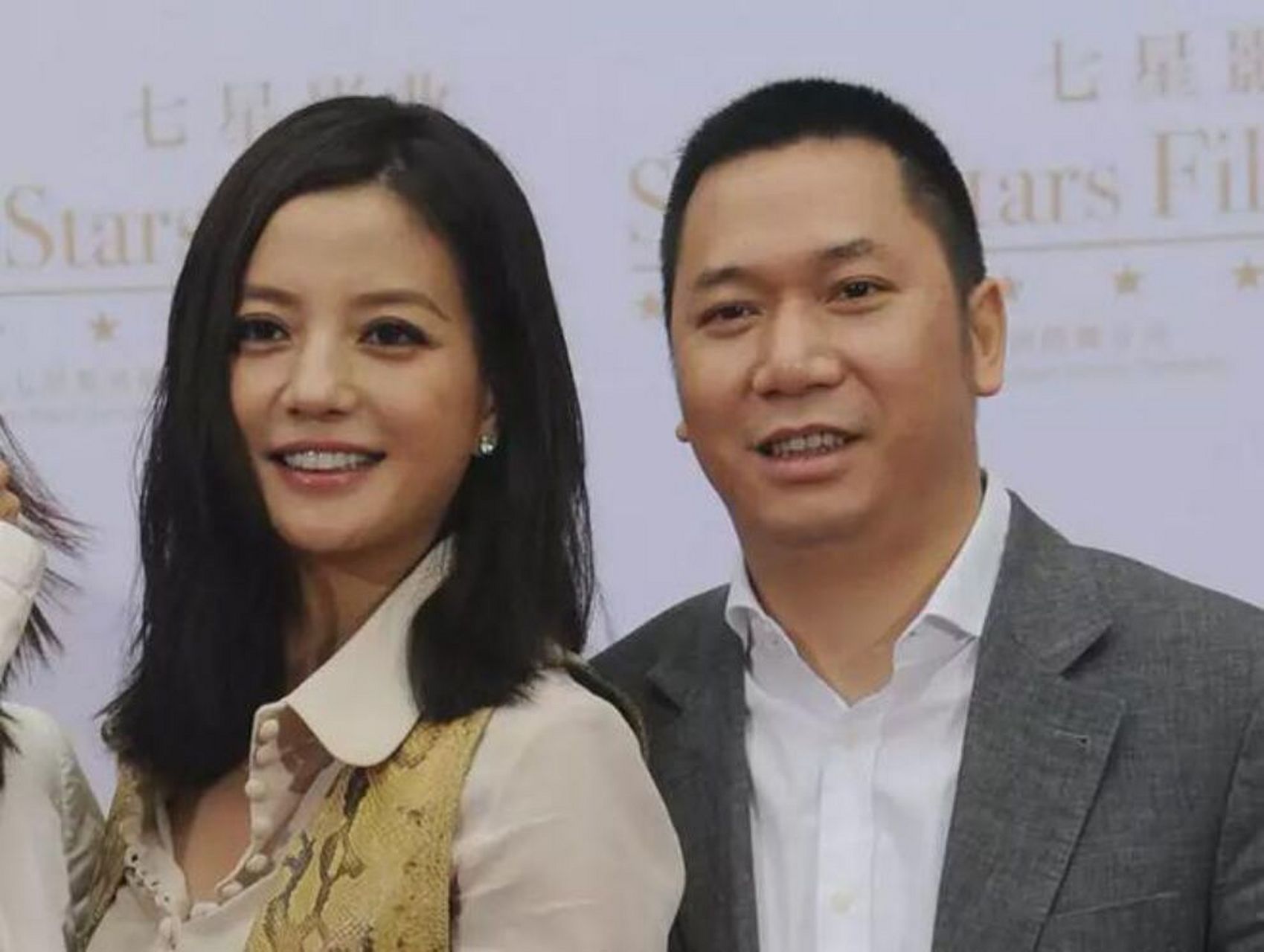 赵薇割韭菜事件 赵薇嫁给了富商黄有龙.