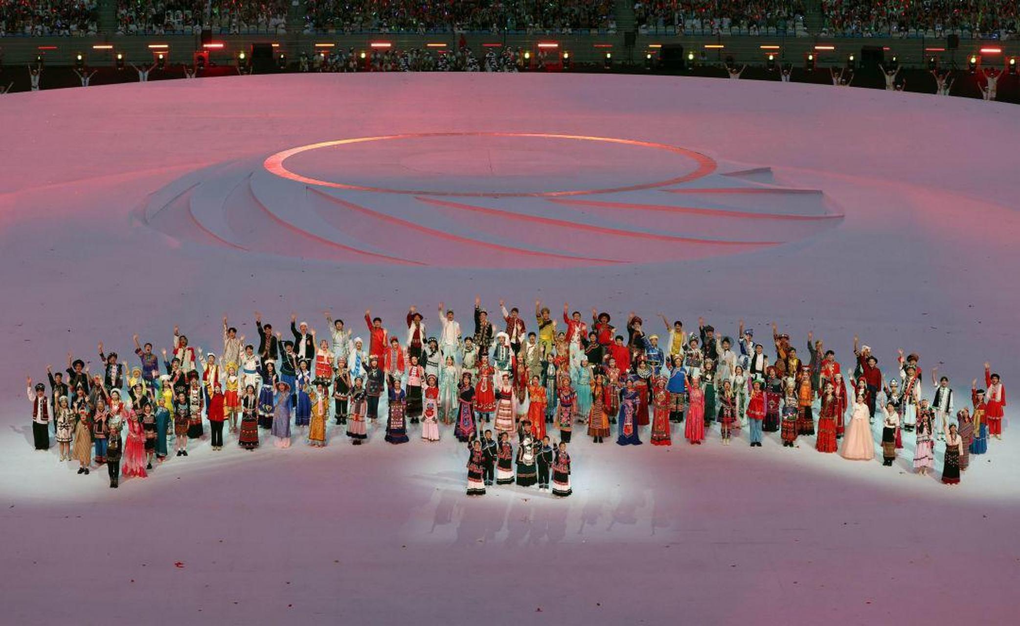 7月28日晚,在成都第31届世界大学生夏季运动会开幕式上,56个民族的