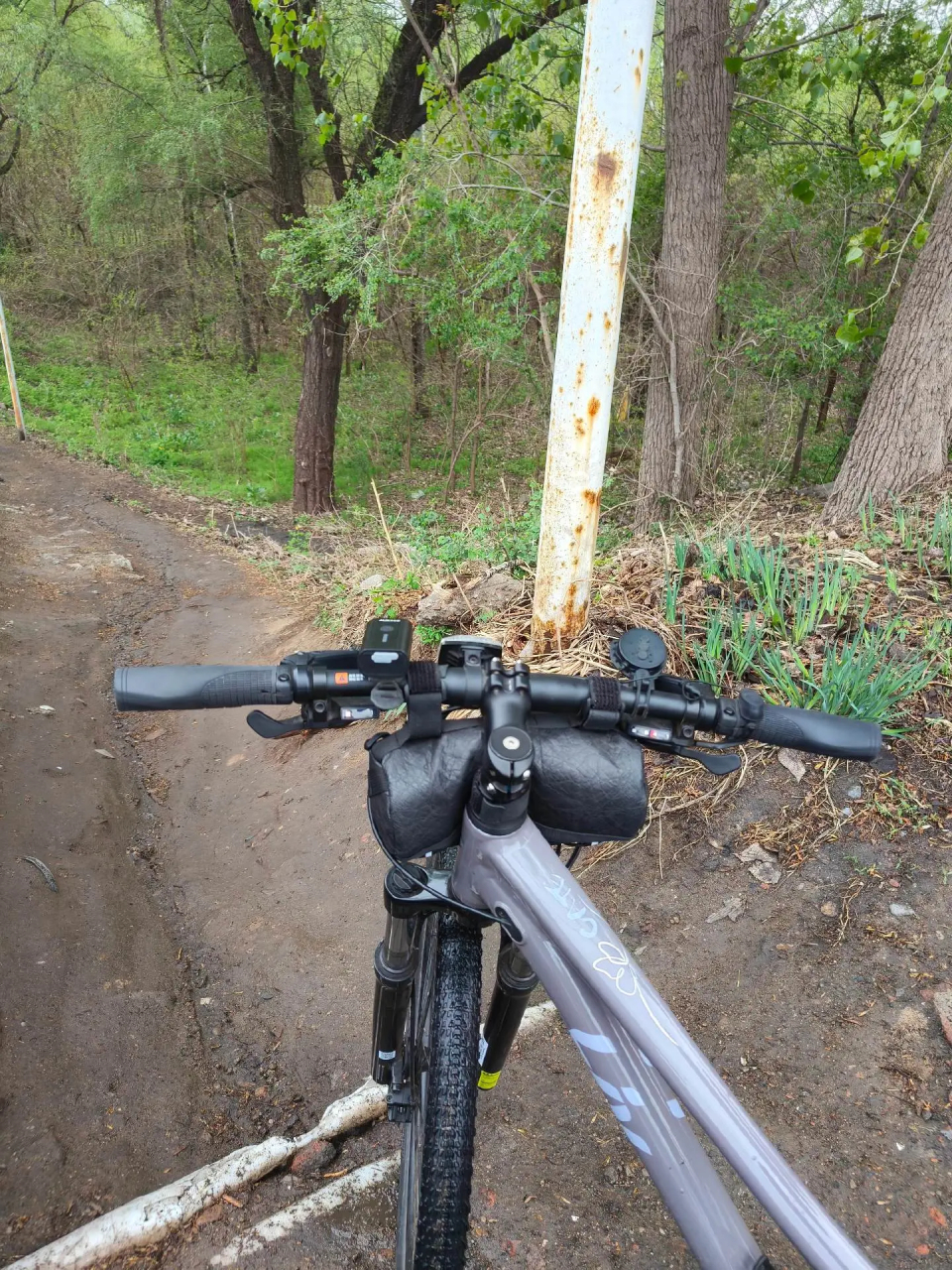 刹车异响怎么回事?山地车油压碟刹 刹车油碟的问题吧.